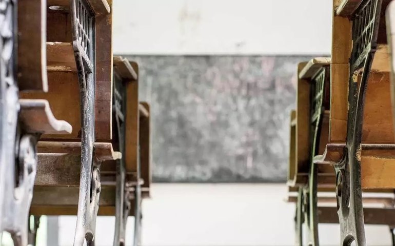 Professora fica levemente ferida após artefato explosivo ser lançado em escola de SP