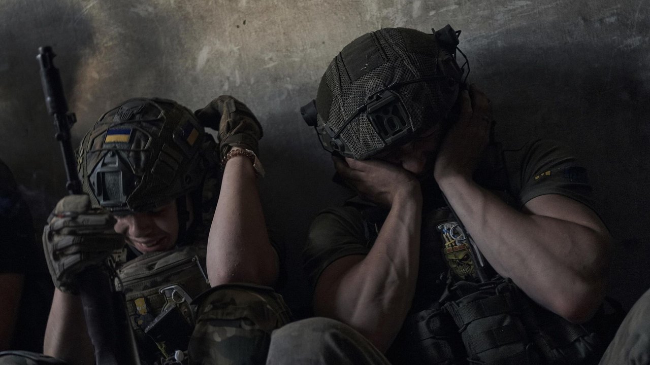 Soldados ucranianos se escondem em casas e abrigos em vez de lutar, diz militar russo