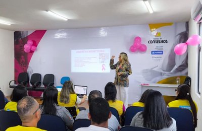 Colaboradores do Ronda no Bairro participam de palestra alusiva ao Outubro Rosa