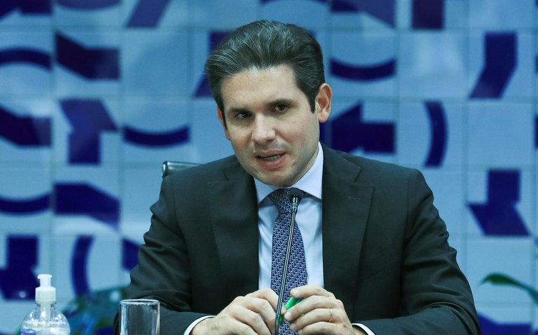 Presidente da Câmara proíbe voto de deputados que estejam fora do país