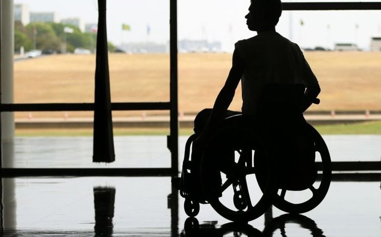 Vivi para contar: 'Não posso me abater, preciso carregar meu filho', diz mãe de adolescente com doença rara