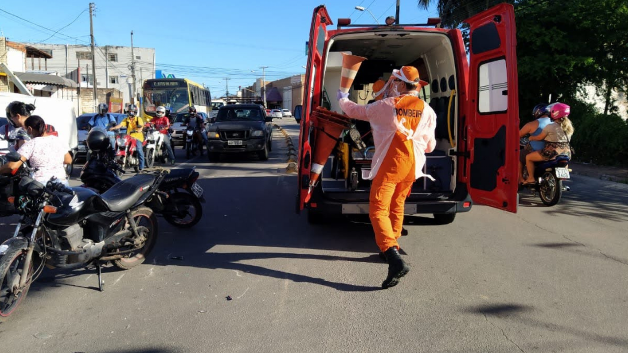 Bombeiros socorrem mulher atropelada na Santa Lúcia