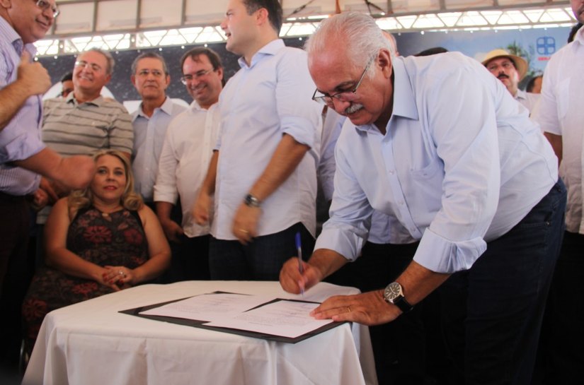 Rogério participa da assinatura da ordem de serviço para duplicação de trecho da AL-220