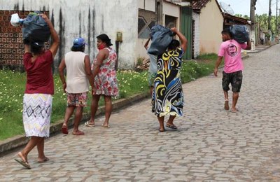 Prefeitura de Coruripe entrega kits de alimentos adquiridos do PAA em diversas localidades do município
