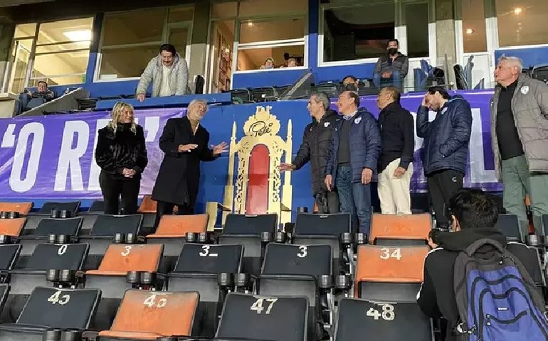 Pachuca faz série de homenagens a Pelé e inaugura trono em seu estádio no México