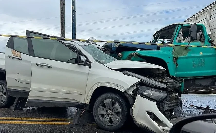 Colisão entre ﻿caminhão e carro deixa motorista﻿ preso às ferragens em Alagoas