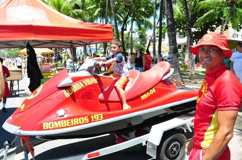 Bombeiros expõem viaturas e materiais na orla da Ponta Verde