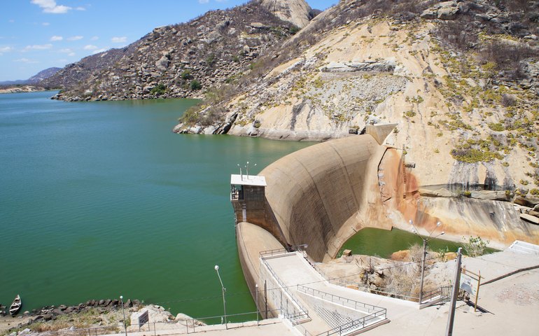 Açude que serviu de cenário para 'Bacurau' enche após 13 anos, e diretor celebra; veja antes e depois