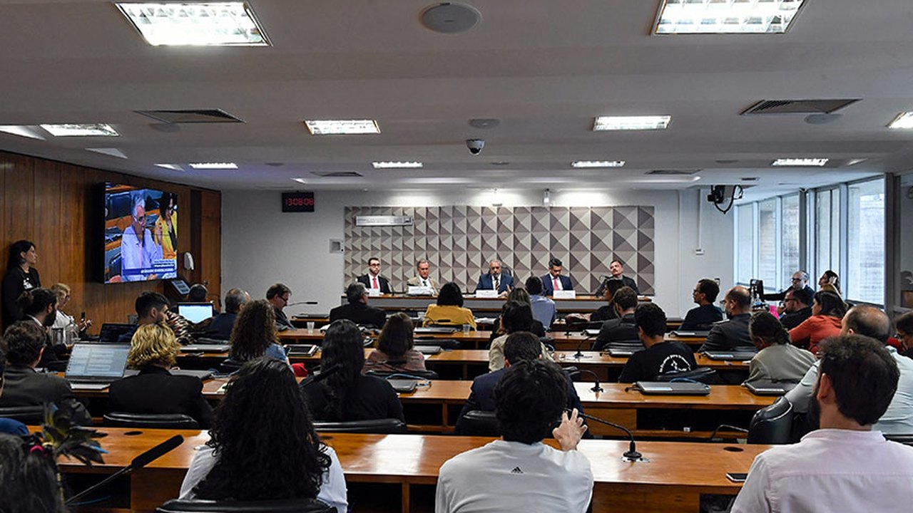 CDH analisa reclusão de três a seis anos para apologia ao nazismo