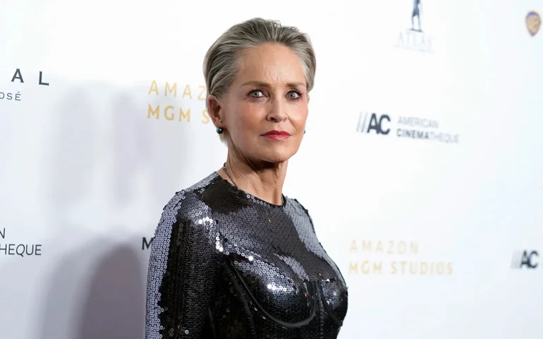 Sharon Stone rebate jovens em premiação após confusão por assento: 'Agora vocês sabem quem eu sou'