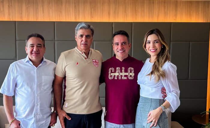 Paulo Dantas e esposa ao lado dos representantes do CRB Paulo Dantas e esposa ao lado dos representantes do CRB