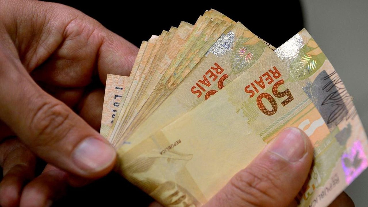 Previsão do salário mínimo de 2027 sobe para R$ 1.741, afirma ministro da Fazenda
