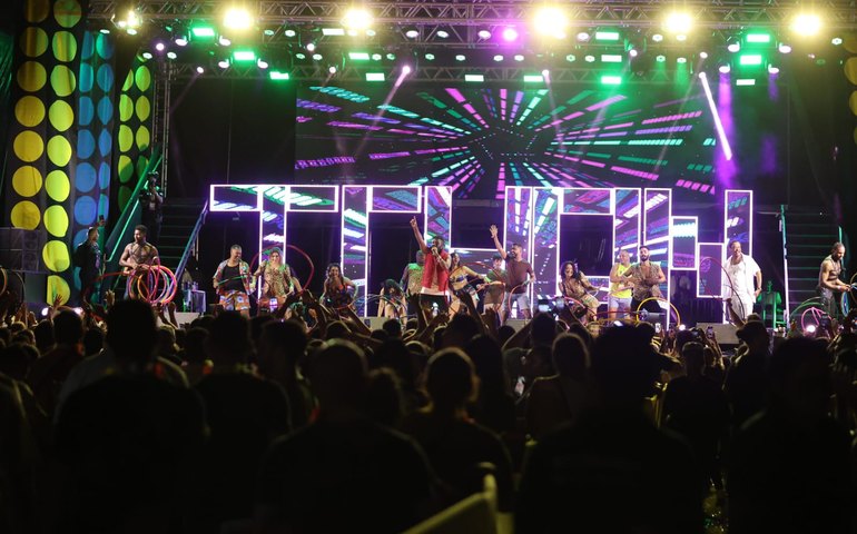 Turnê É o Tchan 30 anos reúne público do Nordeste numa festa que relembrou sucessos do grupo