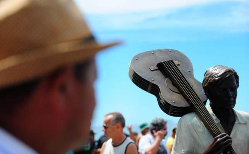 Tom Jobim ganha estátua de bronze na Praia de Ipanema