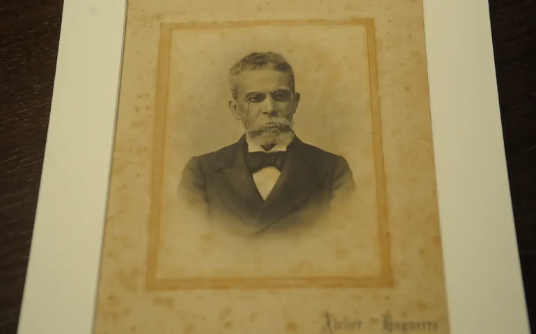 Nova biografia de Machado de Assis propõe releitura de vida e obra do autor tendo negritude como pano de fundo para entender sua genialidade