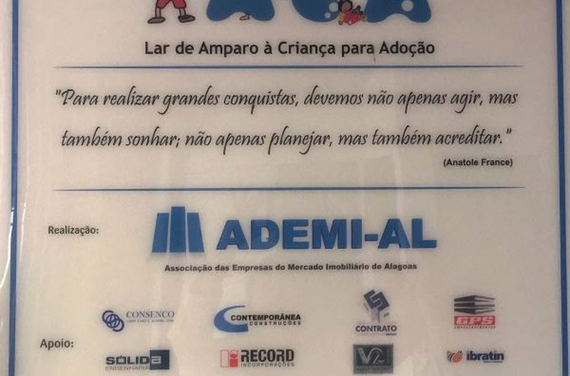 LACA recebe latas de leite arrecadadas pela OAB durante evento em faculdade