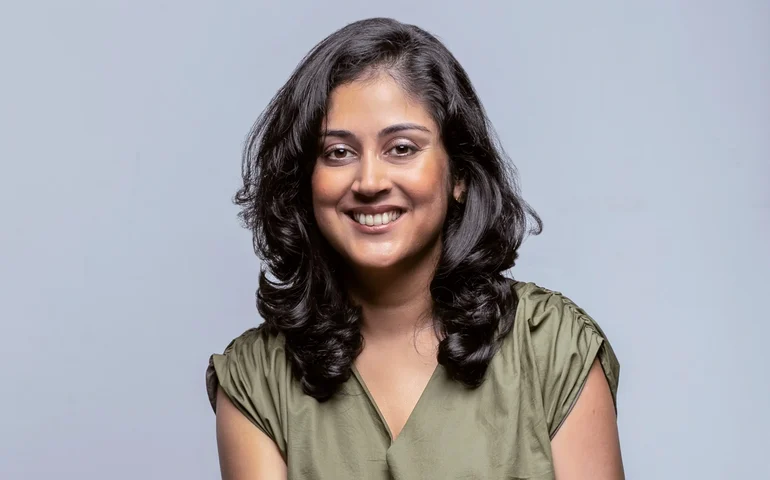 Escritora de Singapura apresenta crítica social a invisibilidade de imigrantes em enredo de mistério