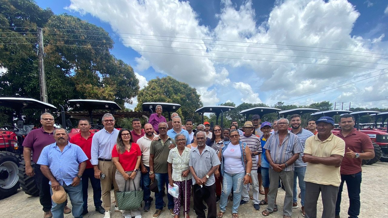 Alfredo Gaspar entrega 11 tratores para fortalecer a agricultura familiar em Alagoas, com emenda de mais de R$ 1,4 milhão