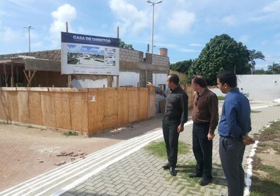 Secretário da Paz visita obras da Casa de Direitos no Jacintinho