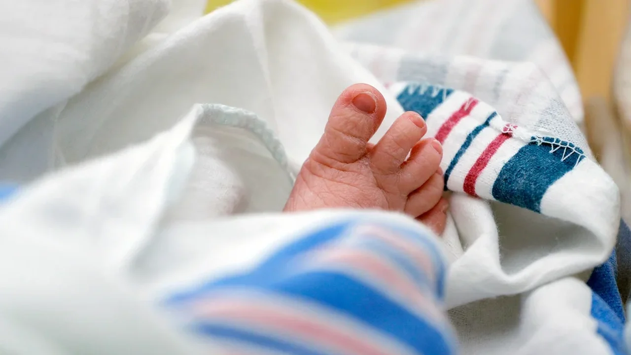 Taxa de mortalidade infantil nos EUA caiu para o nível mais baixo de todos os tempos, embora ainda esteja abaixo da de outros países com taxas semelhantes.