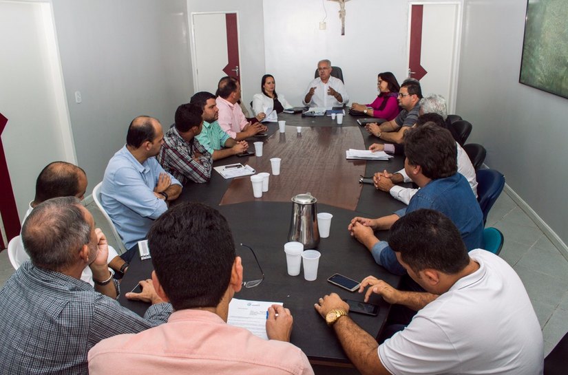 Prefeitura, Legislativo e Sinteal buscam entendimento para resolver impasse na Educação
