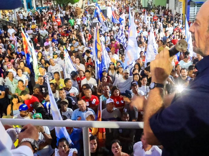 'Aqui a banda toca diferente': Antonio Albuquerque reúne multidão em Passo do Camaragibe e dá resposta a Cícero Cavalcante