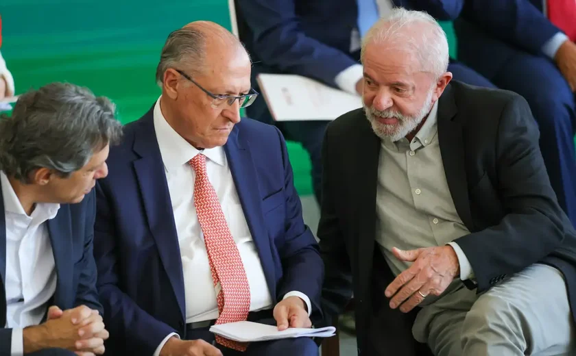 Governo vai trabalhar para reverter taxação dos EUA, diz Alckmin