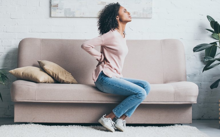 Mesmo após a cura, Covid pode causar dores nas costas, ombros e pés