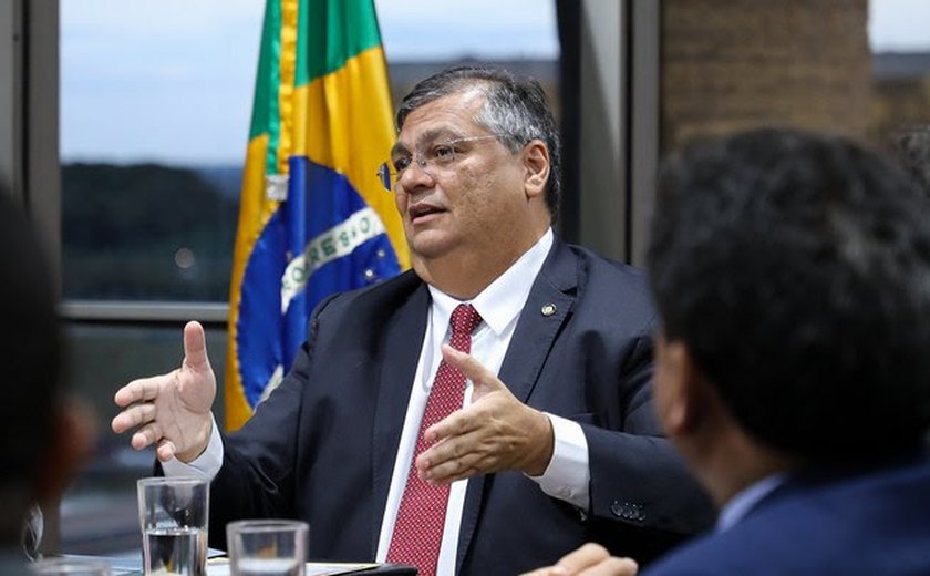 Dino celebra recadastramento de quase 70 mil armas e reforça: 'Brasil não é faroeste de filme'