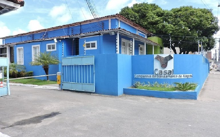 Casal mobiliza equipe para retirada de vazamento em adutora de Igaci