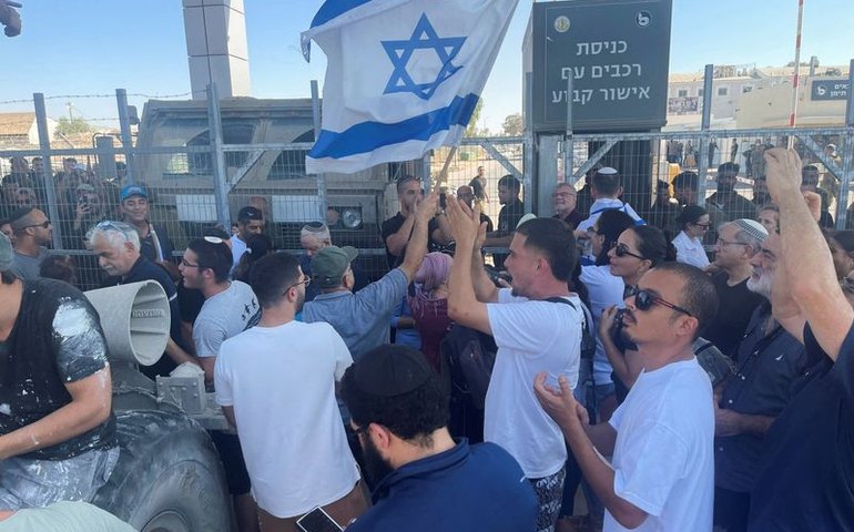 Manifestantes invadem base militar de Israel após prisão de soldados acusados de abusar de palestino