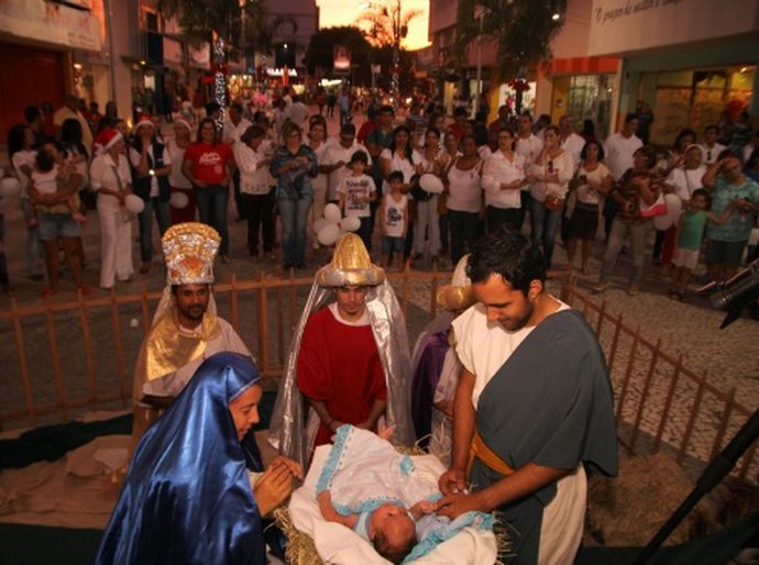 Programação do "Natal Mágico" percorre praças da cidade