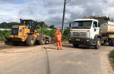  Prefeitura de Arapiraca recolhe, por semana, mais de 900 toneladas de lixo e entulho descartados irregularmente