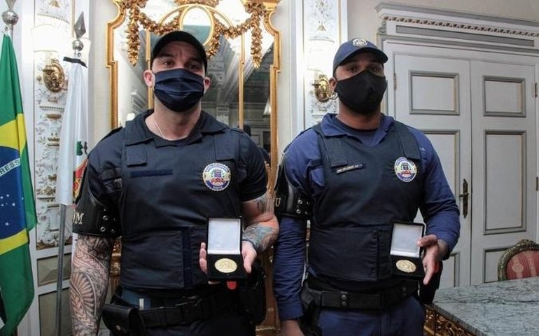 Guardas humilhados por desembargador recebem medalha por conduta exemplar