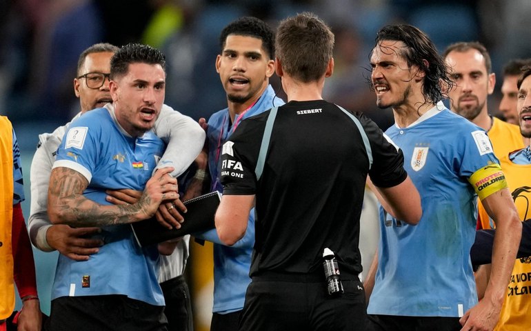 Jogadores do Uruguai são punidos pela Fifa por confusão na Copa do Mundo