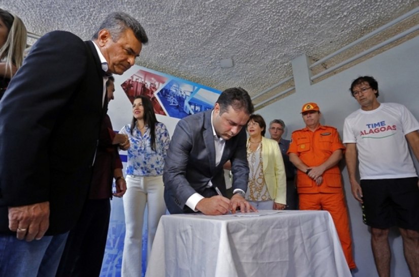 Renan Filho assina ordem de serviço para recuperar cadeiras especiais do Rei Pelé