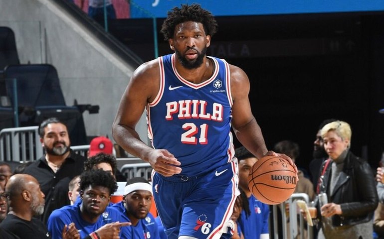 Embiid volta após dois meses afastado por lesão e lidera vitória dos Sixers: 'estou de volta'