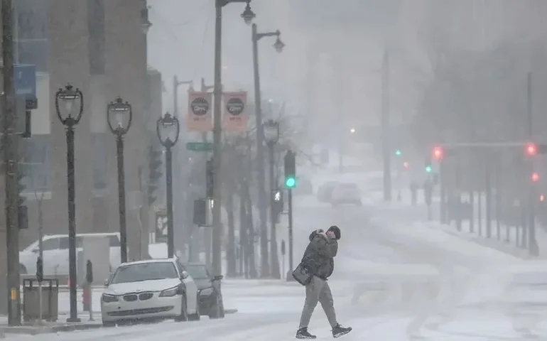 EUA: tempestade de inverno traz chance de maior nevasca em uma década na região central do país