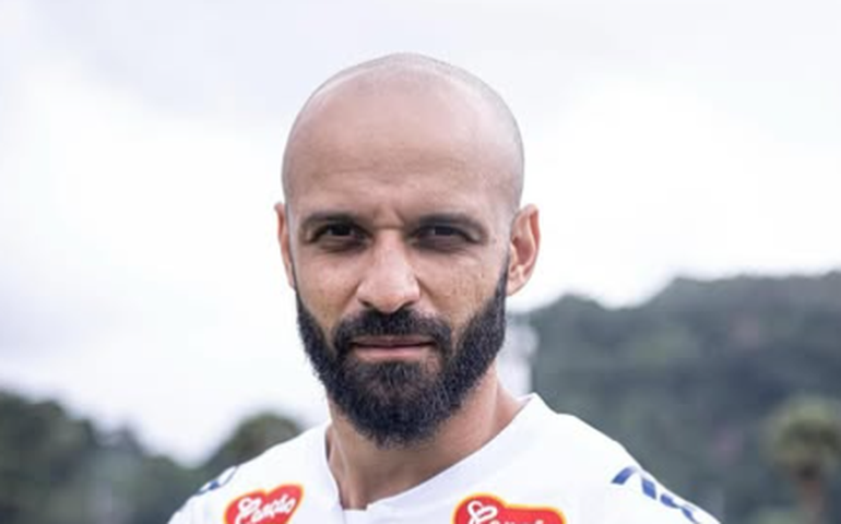 Thaciano sofre dores musculares e vira dúvida no Santos para sábado