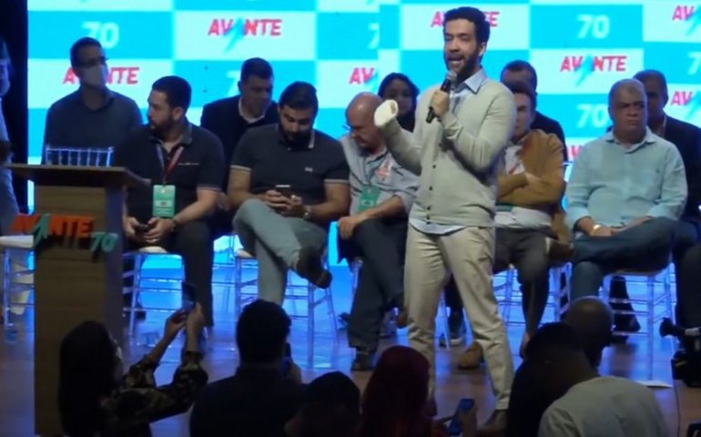 “Já temos um golpe em curso no País”, diz Janones ao formalizar candidatura