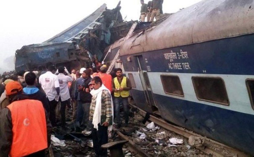 Trem descarrila na Índia e deixa mais de 100 mortos