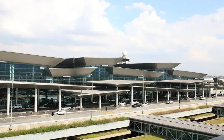 Passageiros enfrentam falta de luz no Aeroporto de Guarulhos, em SP
