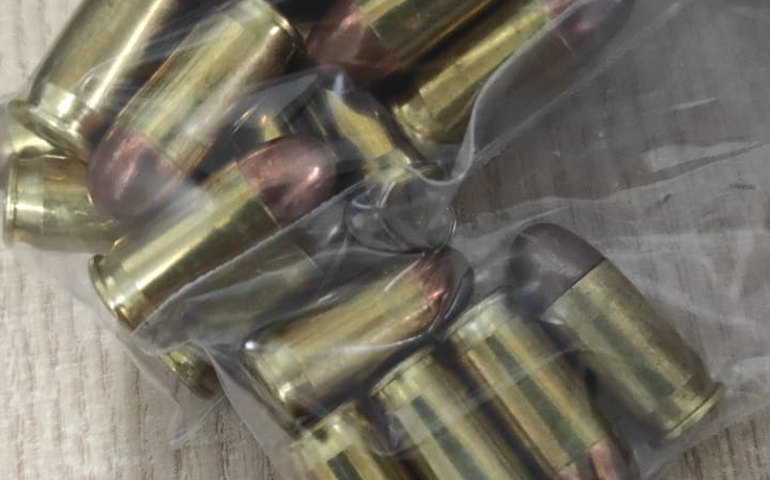 Dois homens são autuados por posse ilegal de arma após serem presos no Clima Bom