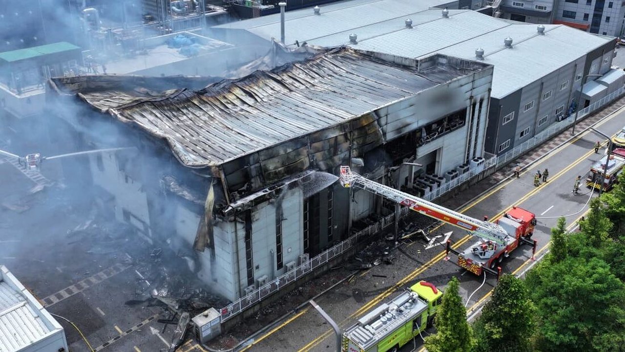 Câmera registrou explosão de bateria que iniciou enorme incêndio em fábrica na Coreia do Sul; vídeo