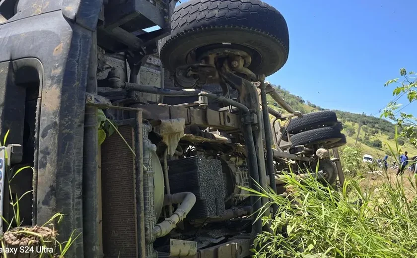 Motorista morre após caminhão-pipa capotar na AL-145