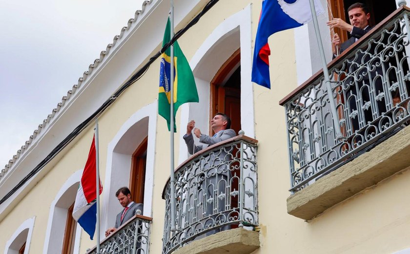 Governador celebra Proclamação da República e assina convênio para construção de unidades habitacionais