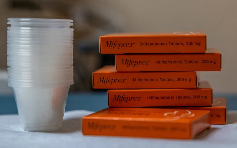 EUA: Suprema Corte mantém acesso a pílula para aborto por enquanto