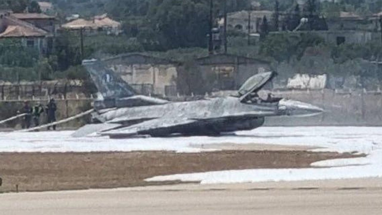 Caça F-16 da Força Aérea grega pega fogo e faz pouso de emergência