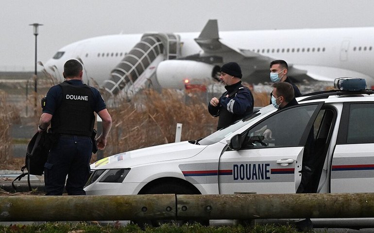 Avião retido na França por suspeita de tráfico humano decola rumo à Índia