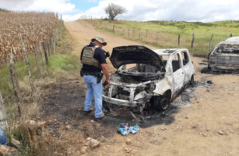 DOis veiculos incendiados